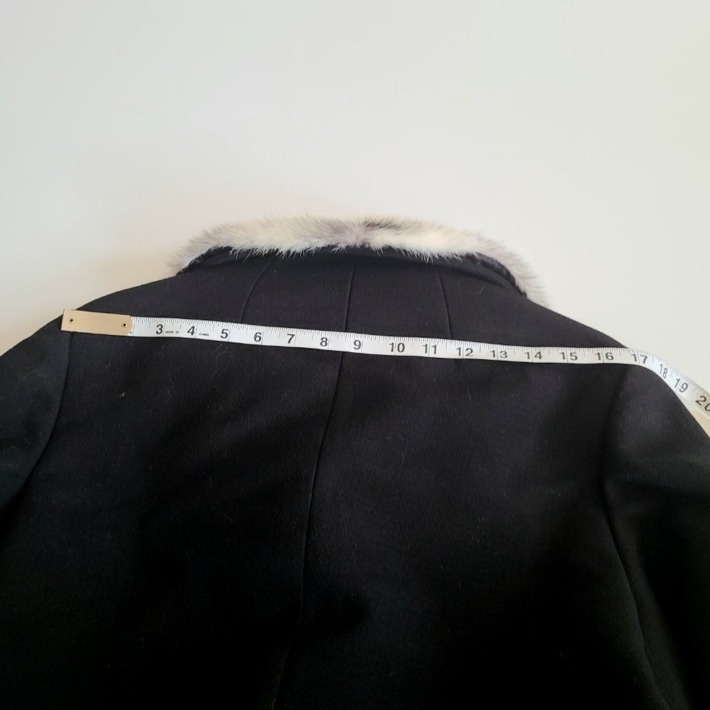 Classic style pure virgin wool black coat with white mink collar. - Picture 10 of 14